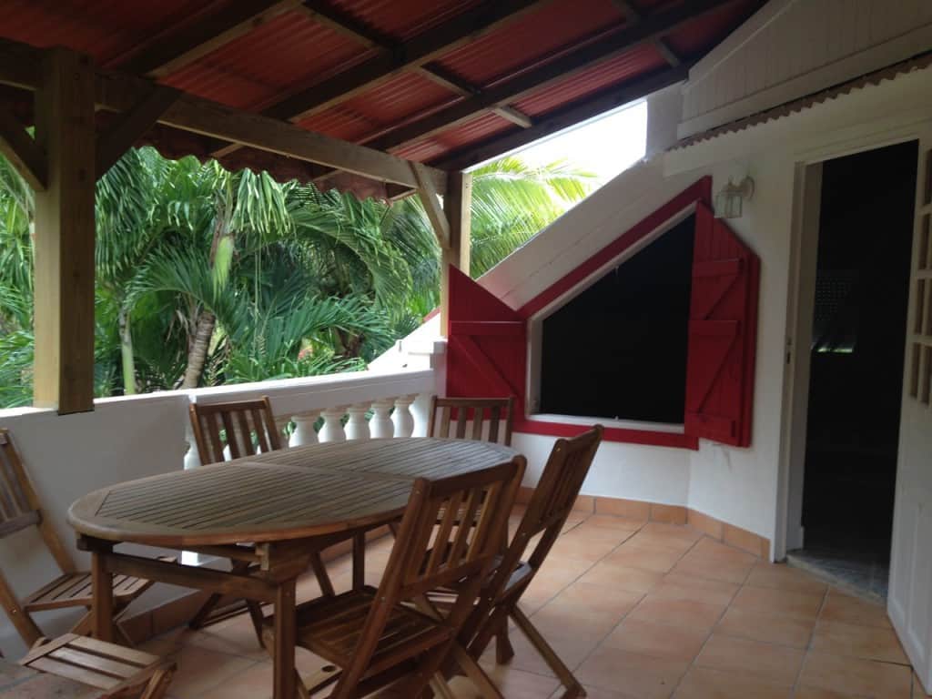 La terrasse du gîte "Hissez O" avec une vue plongeante sur le parc est conçue pour d'agréables soirées en familles ou entre amis.